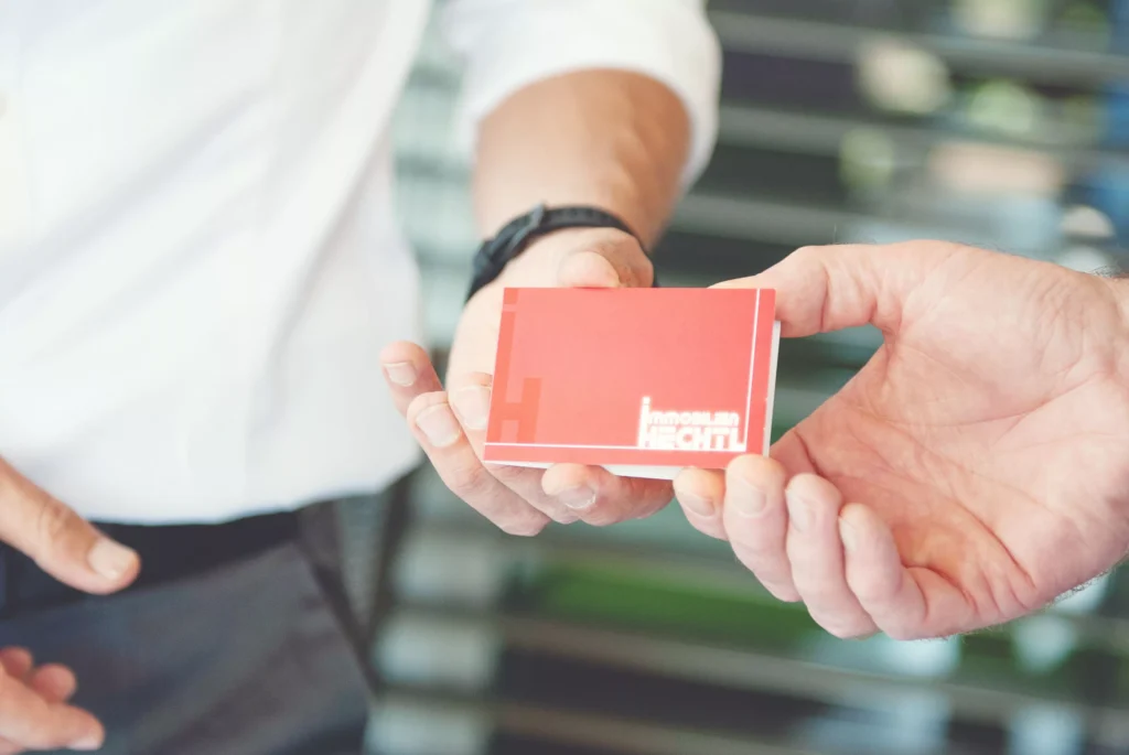 Schlüsselübergabe nach erfolgreichem Immobilienverkauf in der Weststeiermark – Immobilien Hechtl